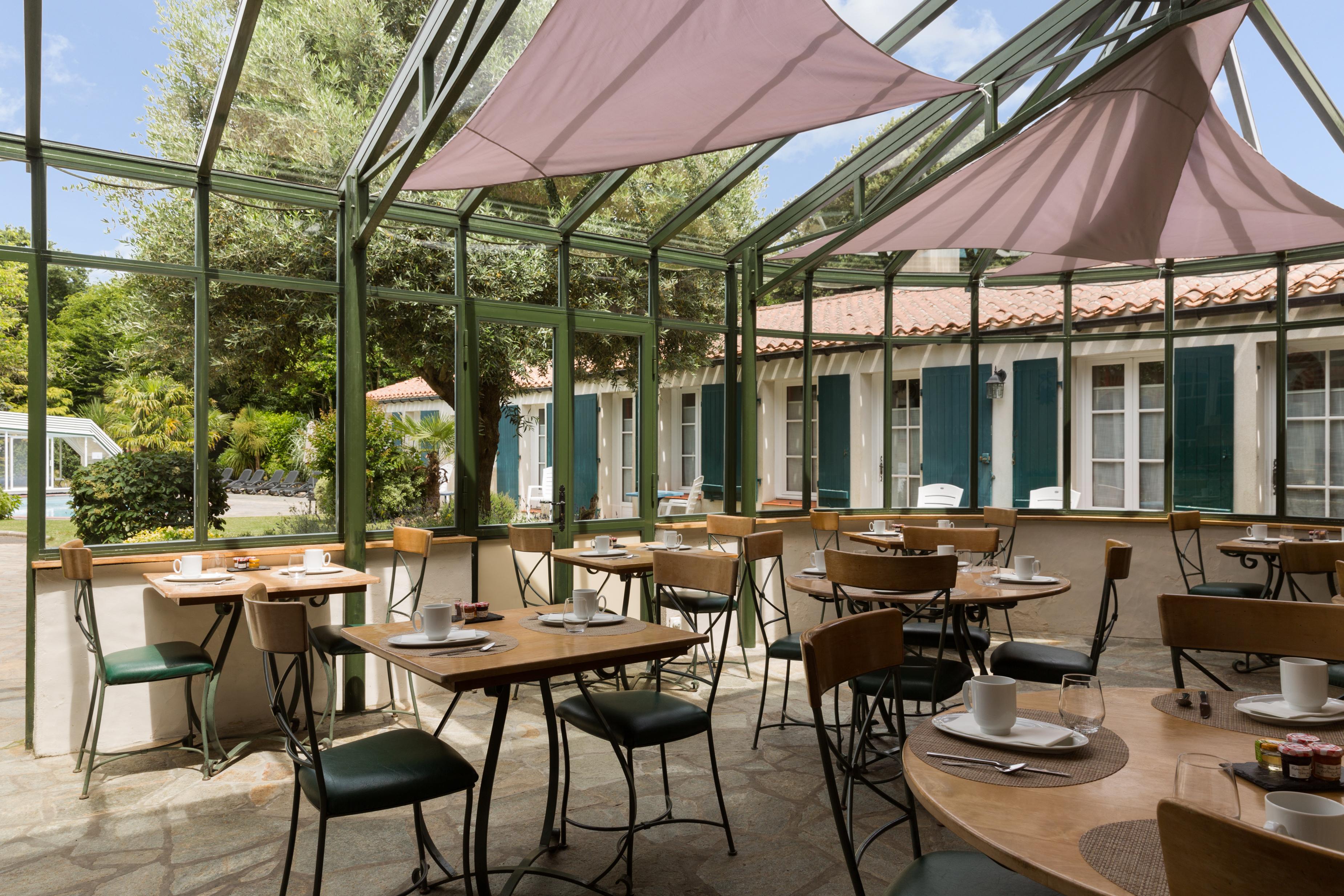 Отель Domaine Le Martinet, The Originals Relais Буэн Экстерьер фото
